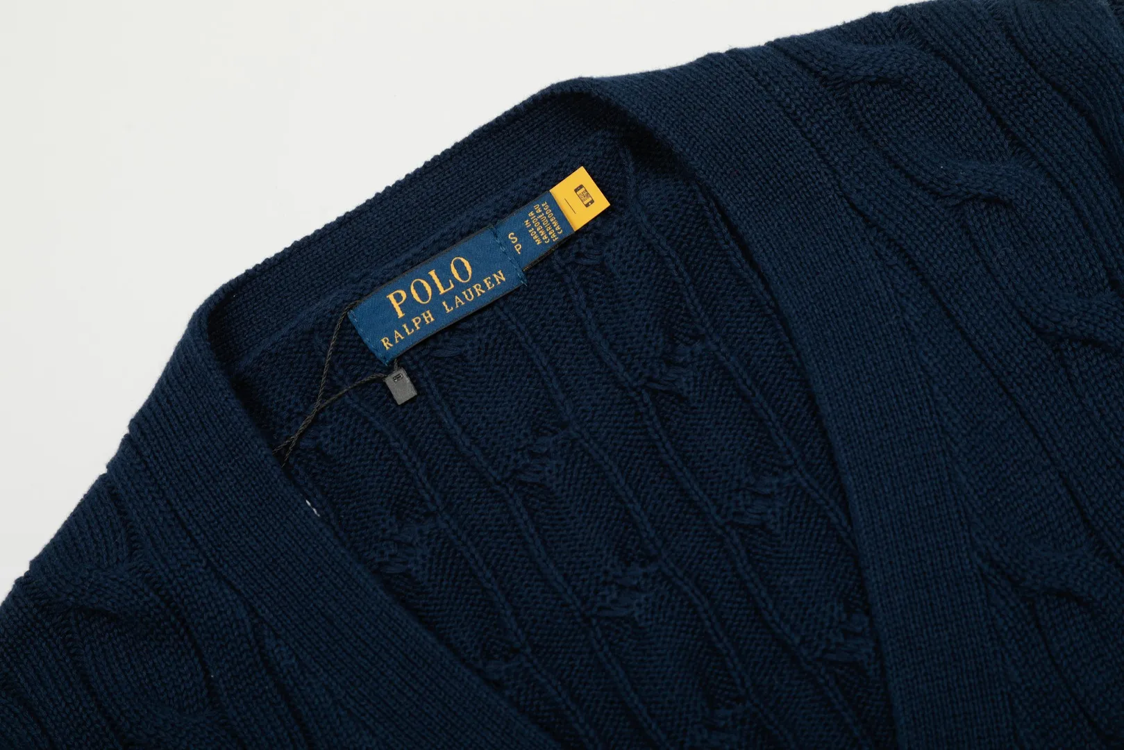 P250 Top quality" Style number: DS113# (not off the shelves all year round) [Ralph Lauren large V-neck solid color pony embroidered logo twist knitted cardigan] ✅Ralph Lauren classic basic versatile goddess style large V-neck knitted cardigan jacket ✅Main supply platform live broadcast Wholesale entities Replenish when out of stock Not off the shelves ✅ZP quality 1:1 version Scan the code to enter the GF website Counter quality ✅Detailed quality is the only one in Guangzhou Imported quality cotton yarn, focusing on high-end, cost-effective, good quality needless to say ✅The version is restored to the original order, the maximum size can be worn up to 160 pounds, loose, comfortable and stress-free ✅The upper body is simple and easy to match, ootd must-have style, good-looking clothes are never picky, a must-have in the goddess' wardrobe. Size: S-XL Color: Black White Gray Light Blue Khaki Pink Yellow Chinese Red Navy Blue White Label Navy Blue Red Label